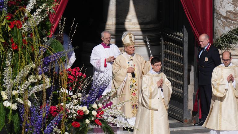 Papst Leo XIV. (M) trifft zur Ostermesse auf dem Petersplatz im Vatikan ein