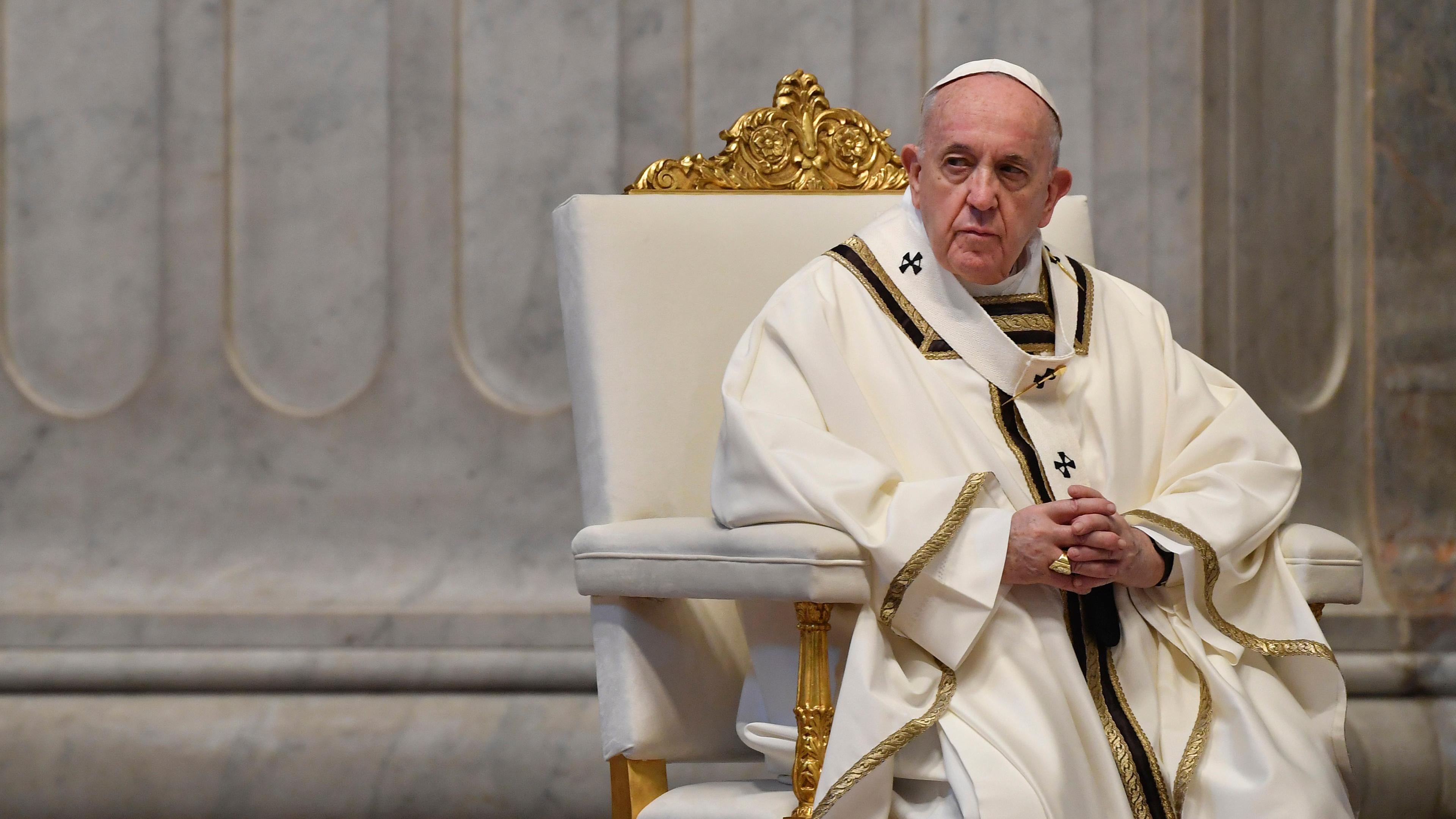 Papst Franziskus sitzt während der Ostermesse 2020 im Petersdom