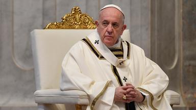 Papst Franziskus sitzt während der Ostermesse 2020 im Petersdom