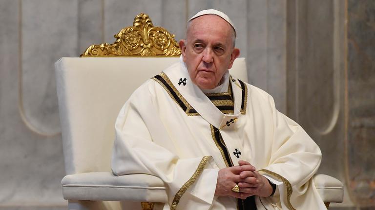 Papst Franziskus sitzt während der Ostermesse 2020 im Petersdom