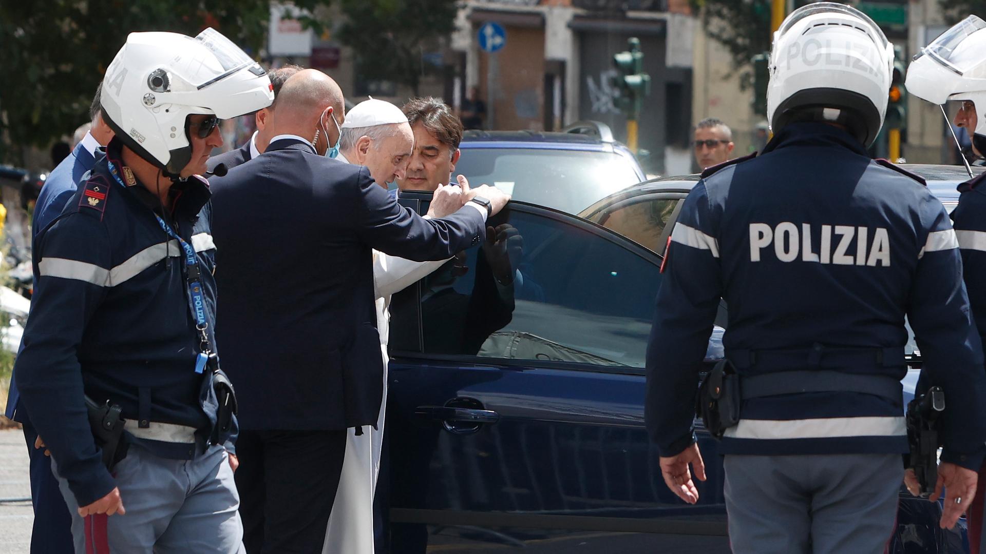 Papst Franziskus hält an, um die Polizei zu grüßen, die ihn eskortiert hat, als er im Vatikan ankommt,