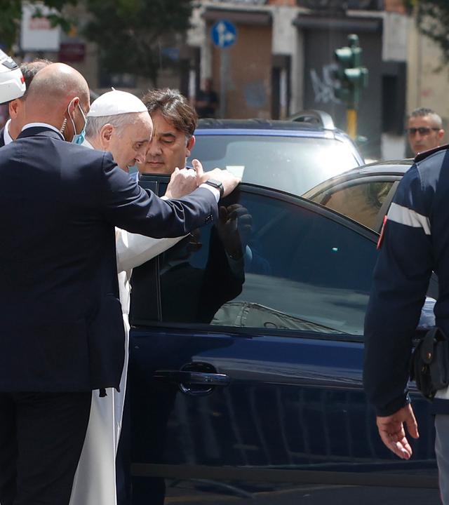 Papst Franziskus hält an, um die Polizei zu grüßen, die ihn eskortiert hat, als er im Vatikan ankommt,