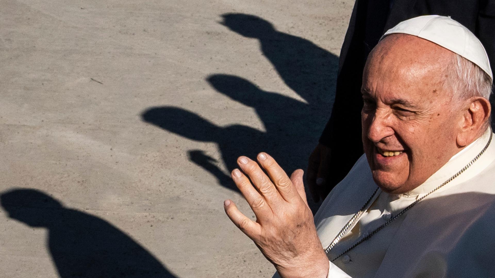 Archiv: Papst Franziskus begrüßt die Gläubigen vor der katholischen Kathedrale St. Peter und Paul. 