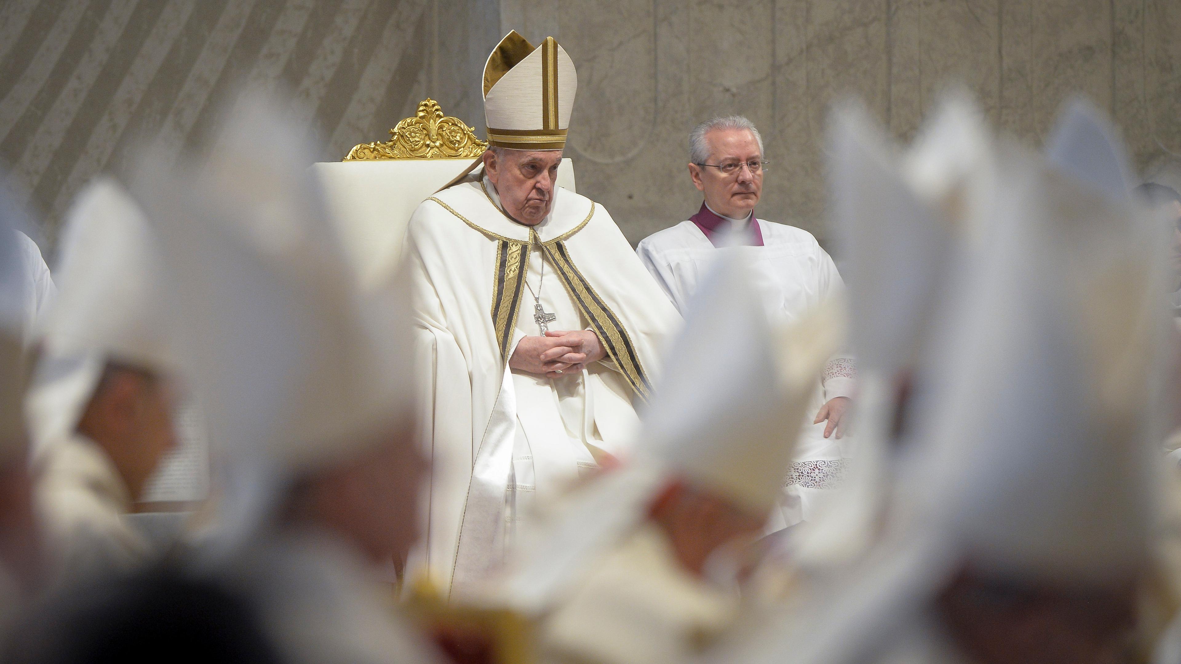 Papst Franziskus zelebriert die Chrisam-Messe im Petersdom im Vatikan am 28.03.2024.