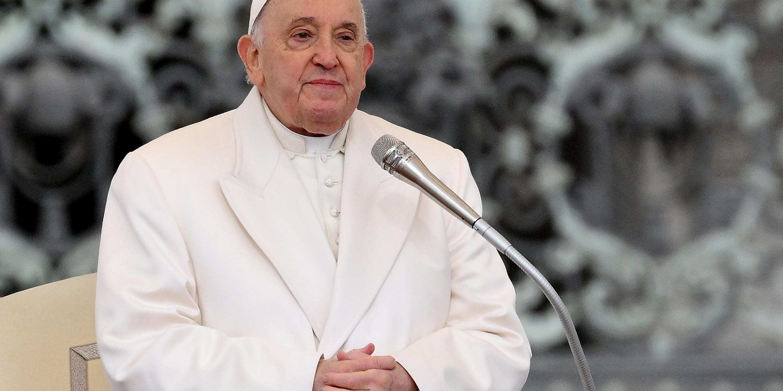 Papst Franziskus leitet die wöchentliche Generalaudienz auf dem Petersplatz, Vatikanstadt, 03.04.2024.