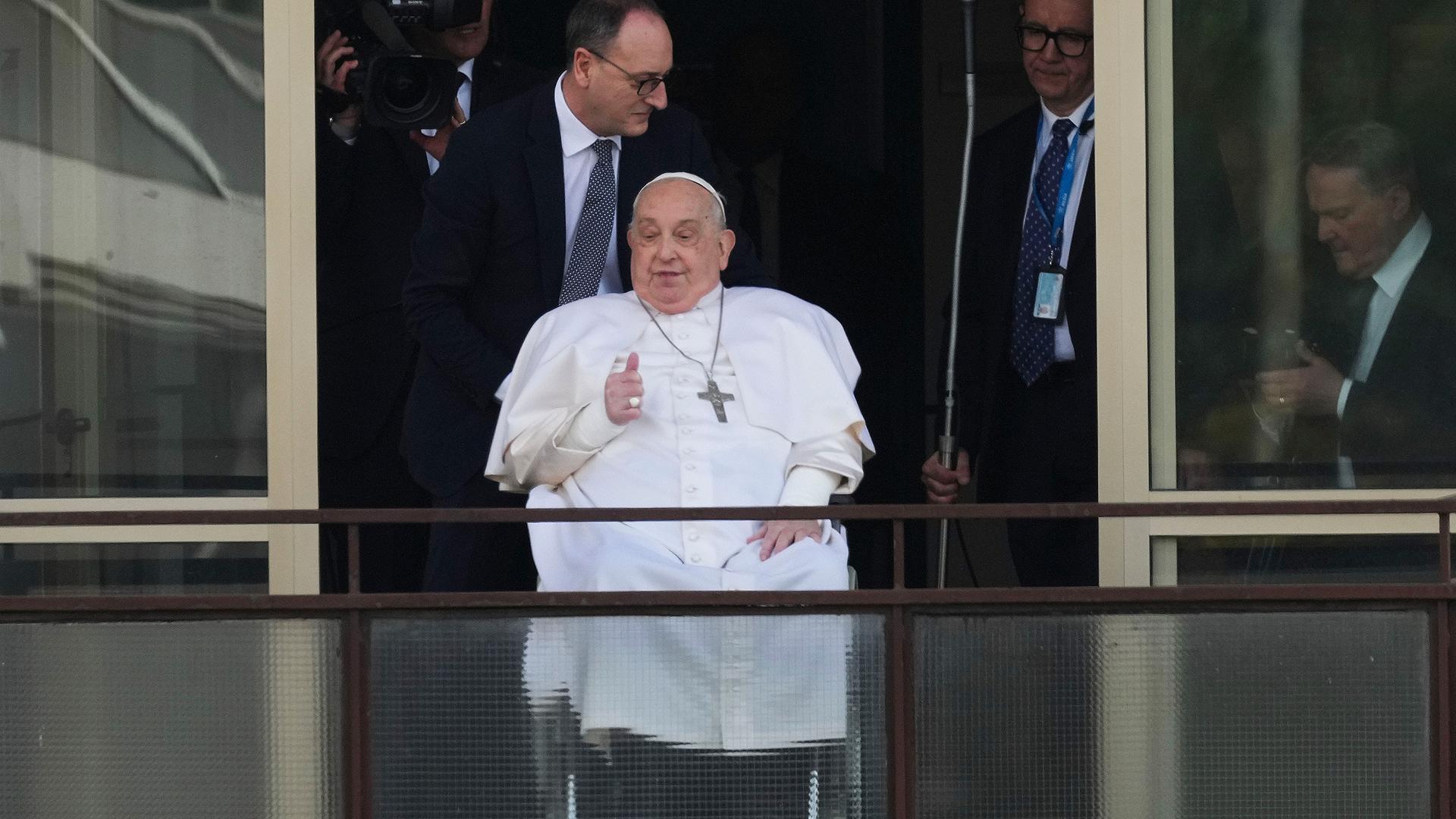 Papst Franziskus am Fenster der Agostina Gemelli Polyclinic in Rom