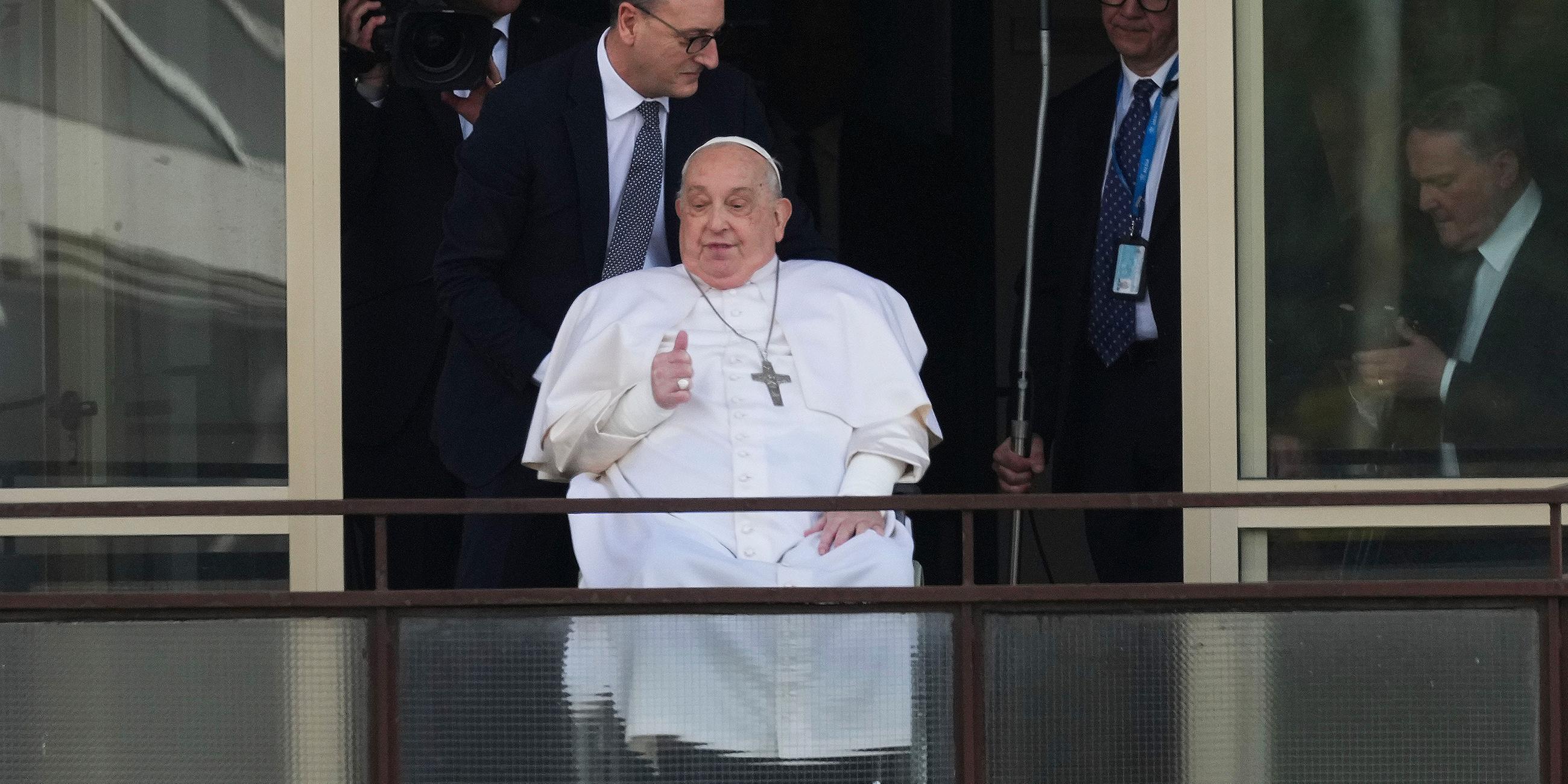 Papst Franziskus am Fenster der Agostina Gemelli Polyclinic in Rom