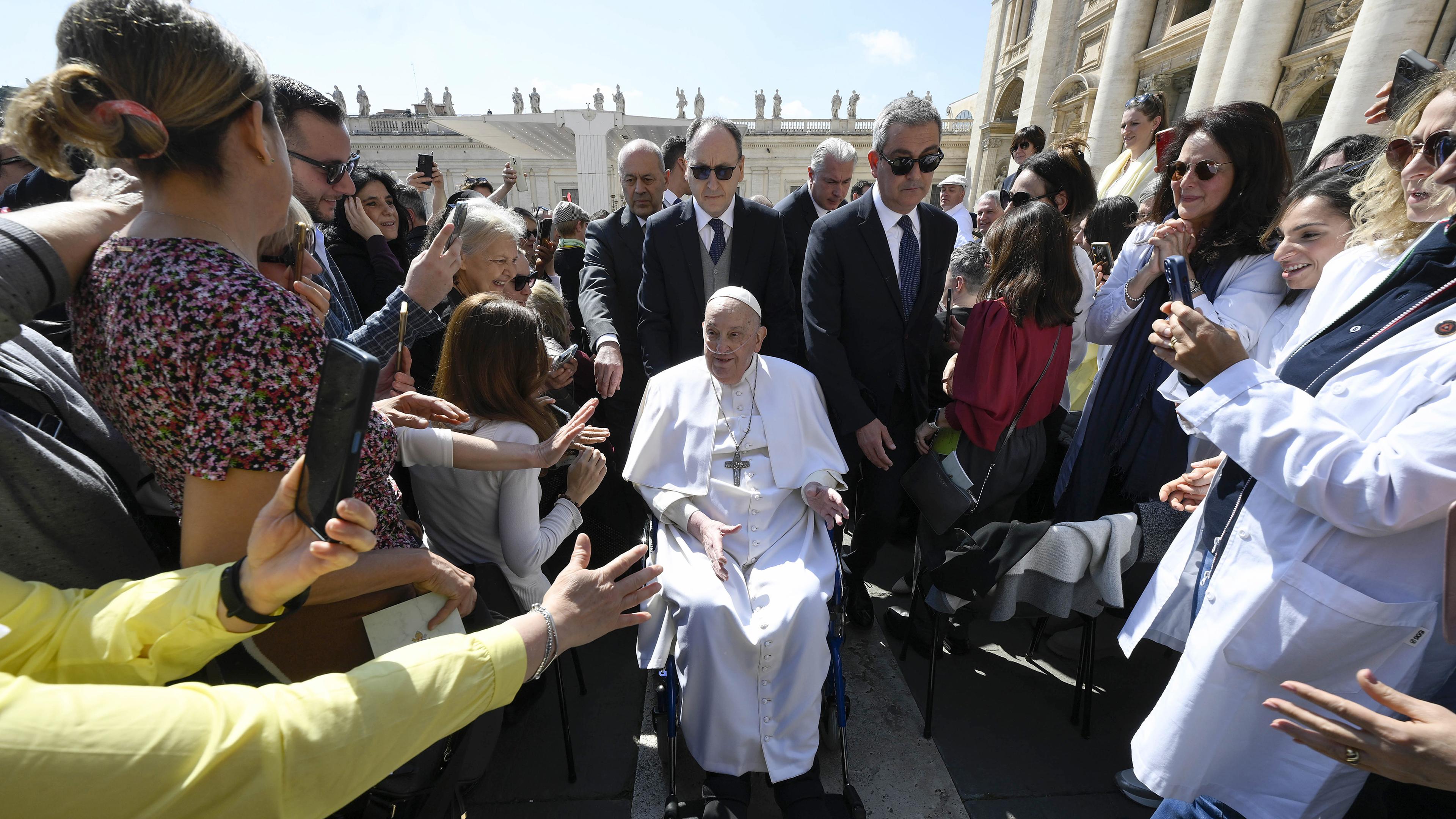 Papst Franziskus zeigt sich auf dem Petersplatz im Vatikan, aufgenommen am 06.04.2025
