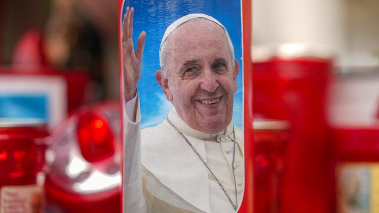 Italien, Rom: Kerzen, eine davon mit einem Foto von Papst Franziskus, Archivbild