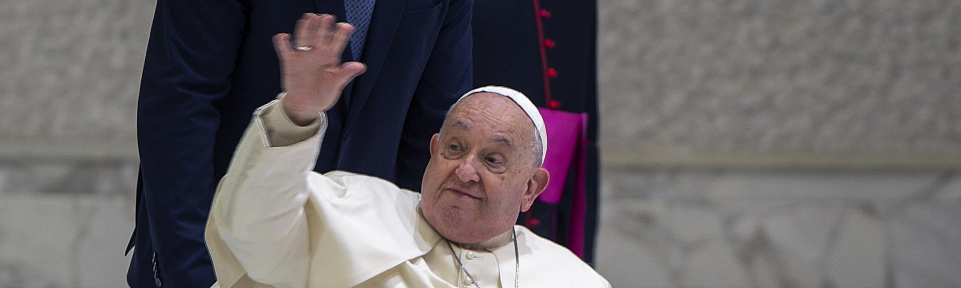 Papst Franziskus winkt Pilgern während der Jubiläumsaudienz 2025 im Vatikan zu.