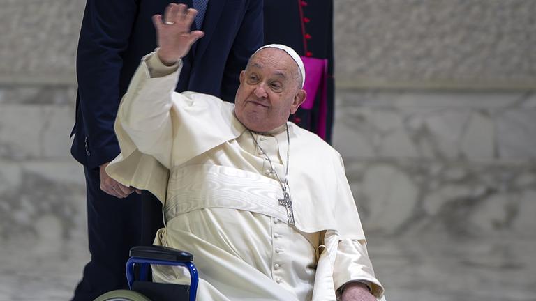 Papst Franziskus winkt Pilgern während der Jubiläumsaudienz 2025 im Vatikan zu.