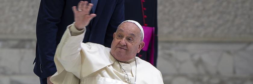 Papst Franziskus winkt Pilgern während der Jubiläumsaudienz 2025 im Vatikan zu.