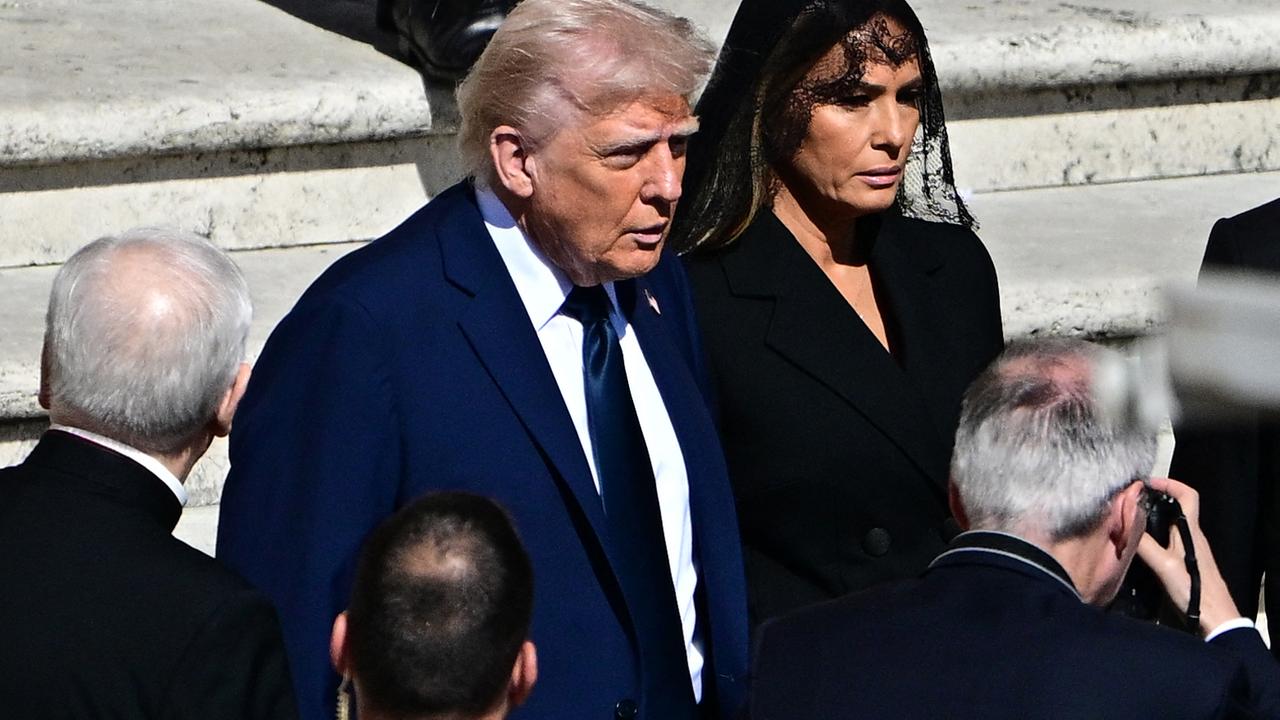 US-Präsident Donald Trump und First Lady Melania Trump treffen vor der Trauerfeier für den verstorbenen Papst Franziskus auf dem Petersplatz im Vatikan ein.