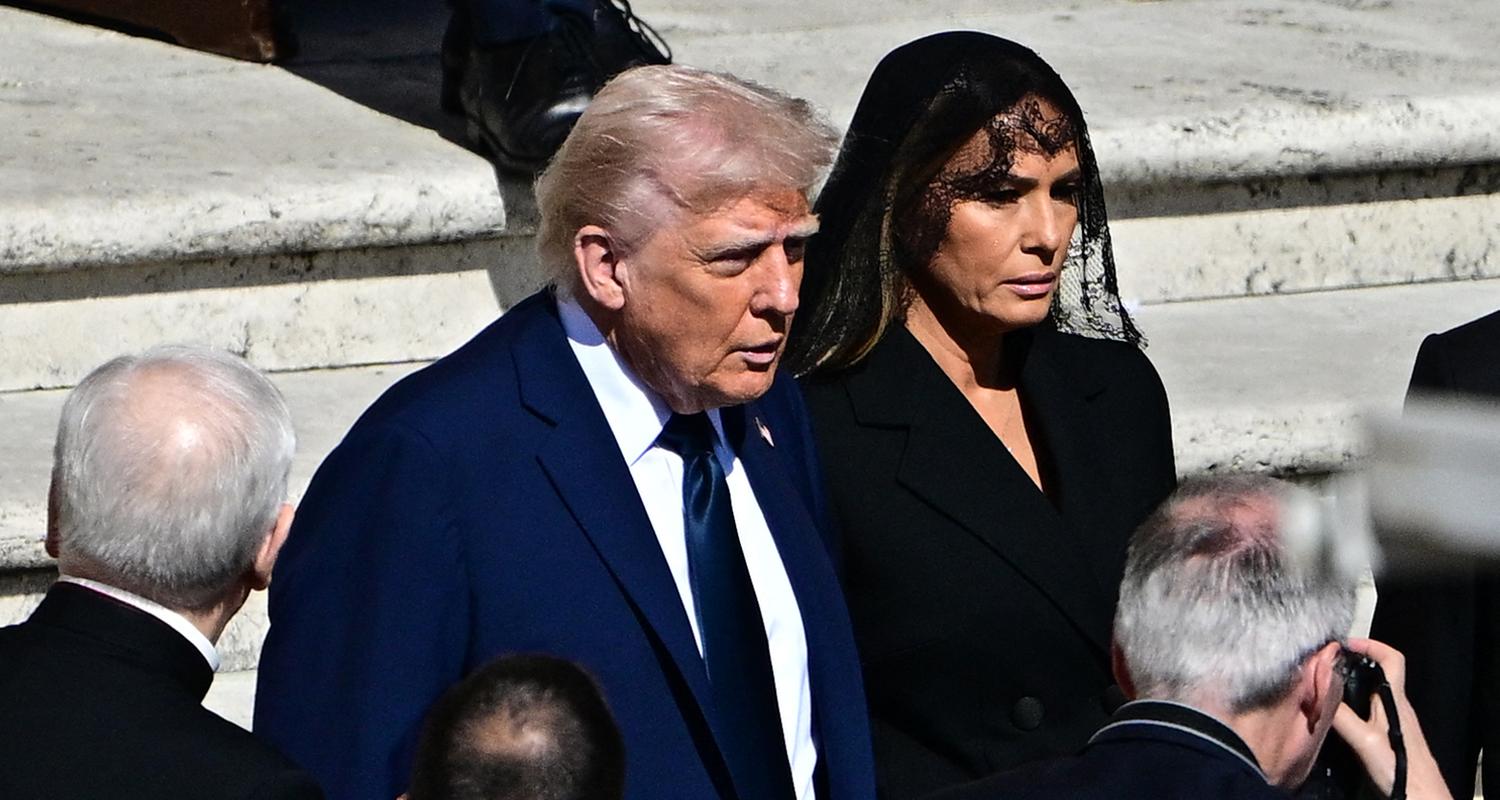 US-Präsident Donald Trump und First Lady Melania Trump treffen vor der Trauerfeier für den verstorbenen Papst Franziskus auf dem Petersplatz im Vatikan ein.