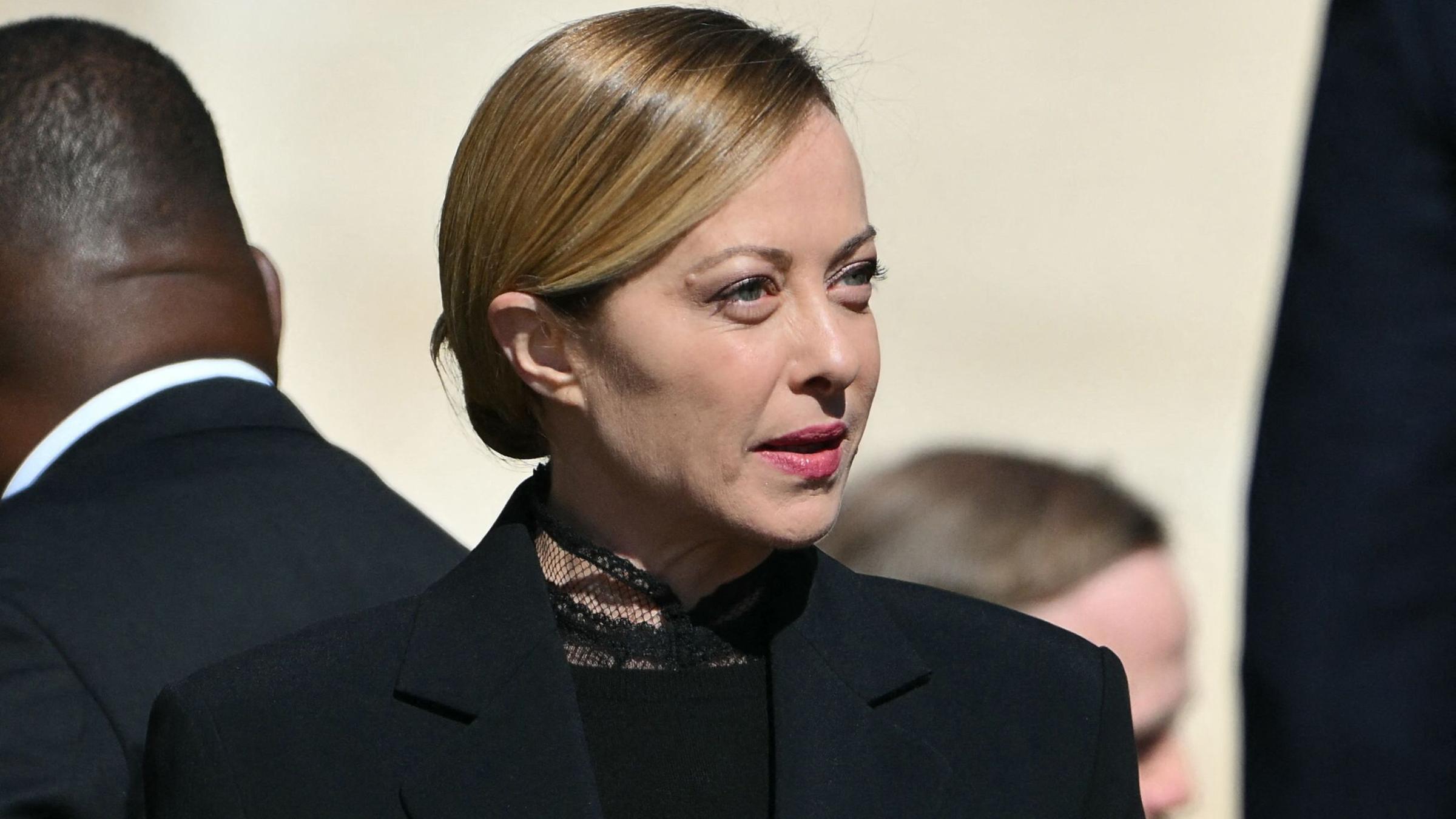 Italiens Ministerpräsidentin Giorgia Meloni kommt zur Trauerfeier für den verstorbenen Papst Franziskus auf dem Petersplatz im Vatikan an.