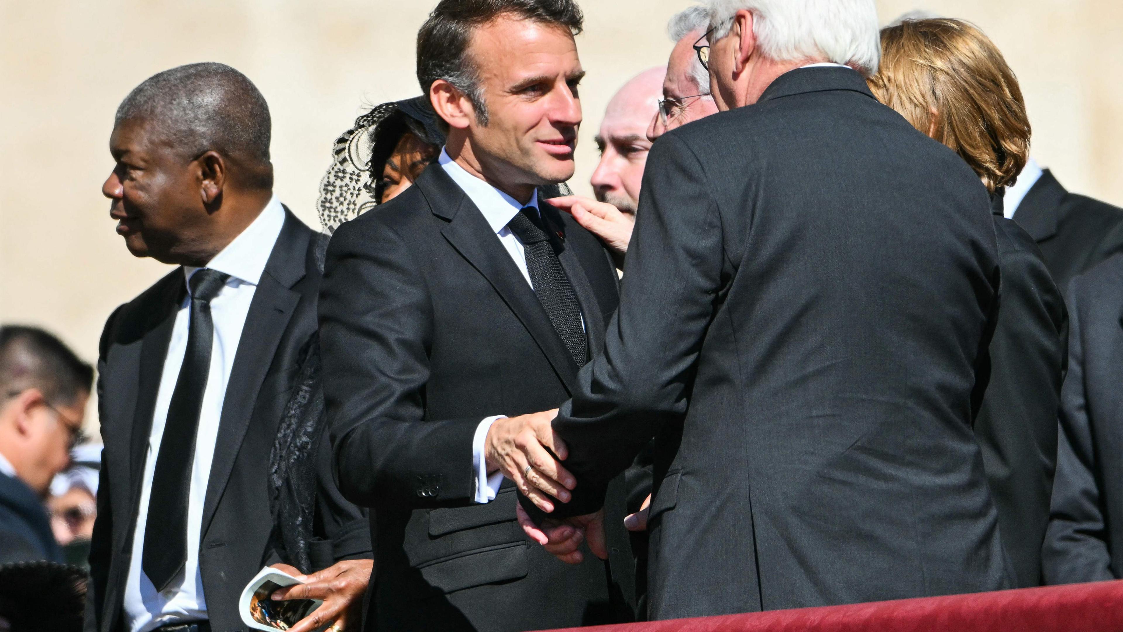 Frankreichs Präsident Emmanuel Macron (links) kommt zur Trauerfeier für den verstorbenen Papst Franziskus auf dem Petersplatz im Vatikan an.
