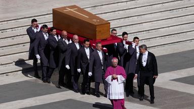Vatikan, Vatikanstadt: Der Sarg von Papst Franziskus wird zu seinem Begräbnis auf den Petersplatz im Vatikan getragen.