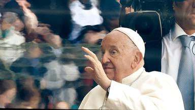 Belgien: Papst Franziskus winkt bei seiner Ankunft im König-Baudouin-Stadion, um die Heilige Messe zu leiten