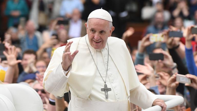 Papst Franziskus winkt bei einem Besuch in Dublin