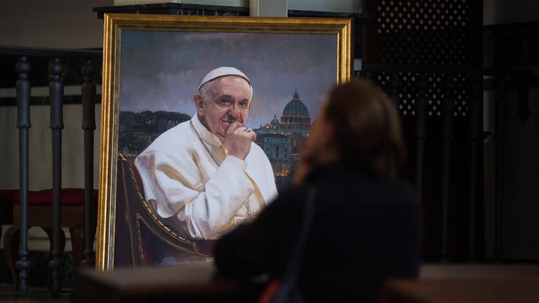Gemälde des verstorbenen Papstes Franziskus in der Kathedrale von Malaga.