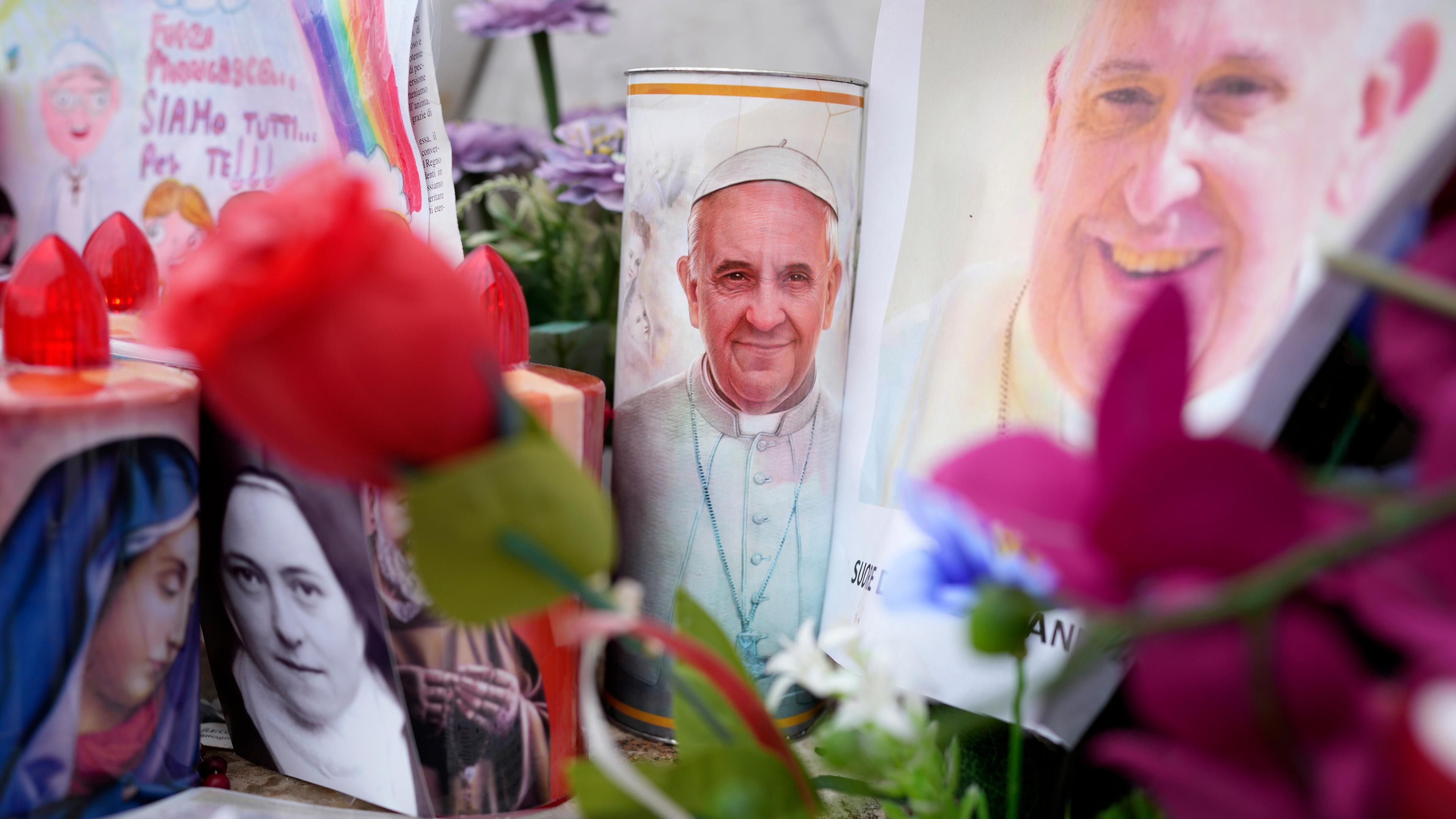 Italien, Rom: Kerzen und Fotos für Papst Franziskus in der Poliklinik Agostino Gemelli wo der Papst seit Freitag, 14. Februar, im Krankenhaus liegt.