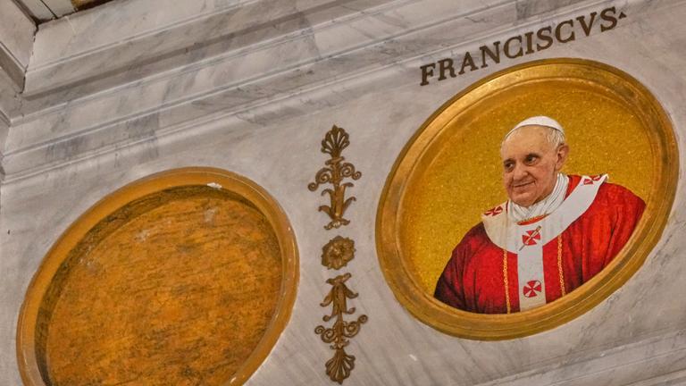 22.04.2025, Italien, Rom: Eine Ikone von Papst Franziskus ist in der Basilika Sankt Paul vor den Mauern zu sehen.