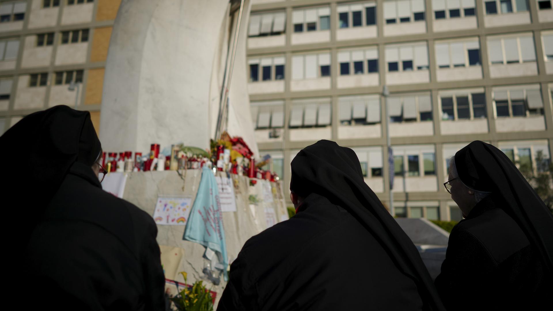 Ordensschwestern beten für Papst Franziskus vor der Poliklinik Agostino Gemelli, wo der Papst seit Freitag, 14. Februar, im Krankenhaus liegt. 