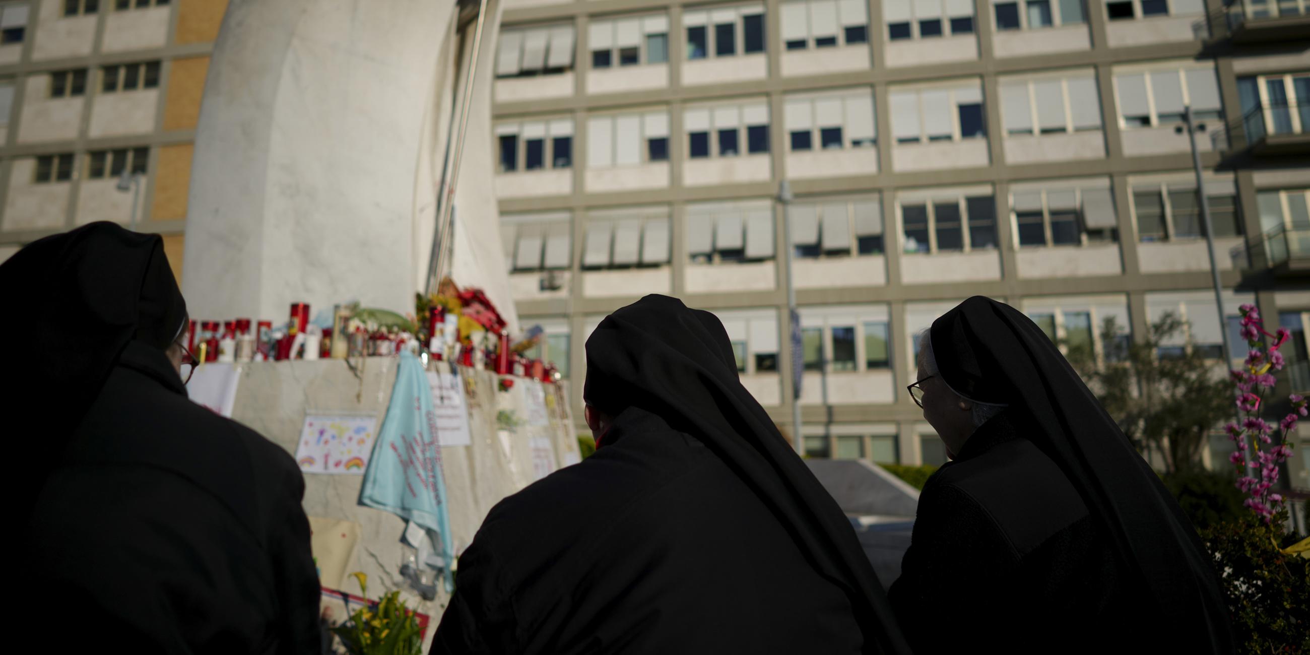 Ordensschwestern beten für Papst Franziskus vor der Poliklinik Agostino Gemelli, wo der Papst seit Freitag, 14. Februar, im Krankenhaus liegt. 