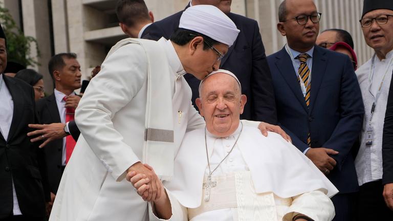 05.09.2024, Indonesien, Jakarta: Der Großimam Nasaruddin Umar küsst Papst Franziskus zum Abschied nach der Unterzeichnung der "Gemeinsamen Erklärung von Istiqlal 2024".