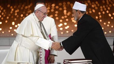 Papst Franziskus drückt dem Großscheich und Sunniten-Oberhaupt Ahmed el-Tayeb die Hände.