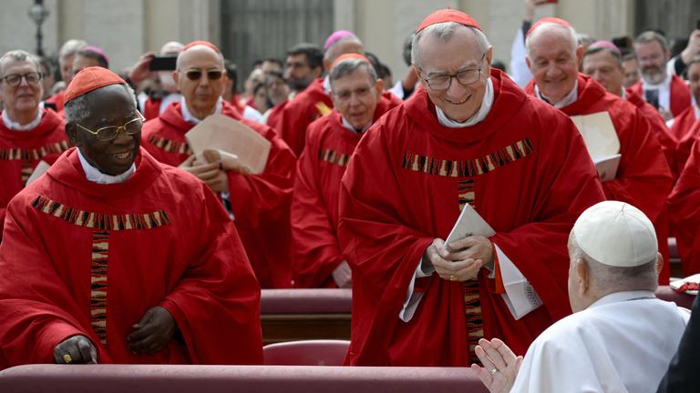 Papst Franziskus begrüßt den vatikanischen Staatssekretär Kardinal Pietro