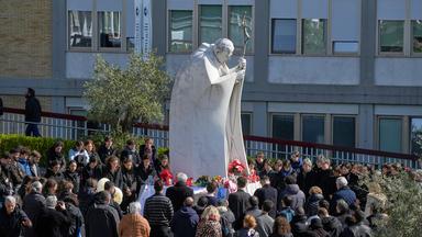 Italien, Rom: Gläubige versammeln sich zum Gebet um die Statue von Johannes Paul II. vor der Poliklinik Agostino Gemelli, wo Papst Franziskus im Krankenhaus liegt.