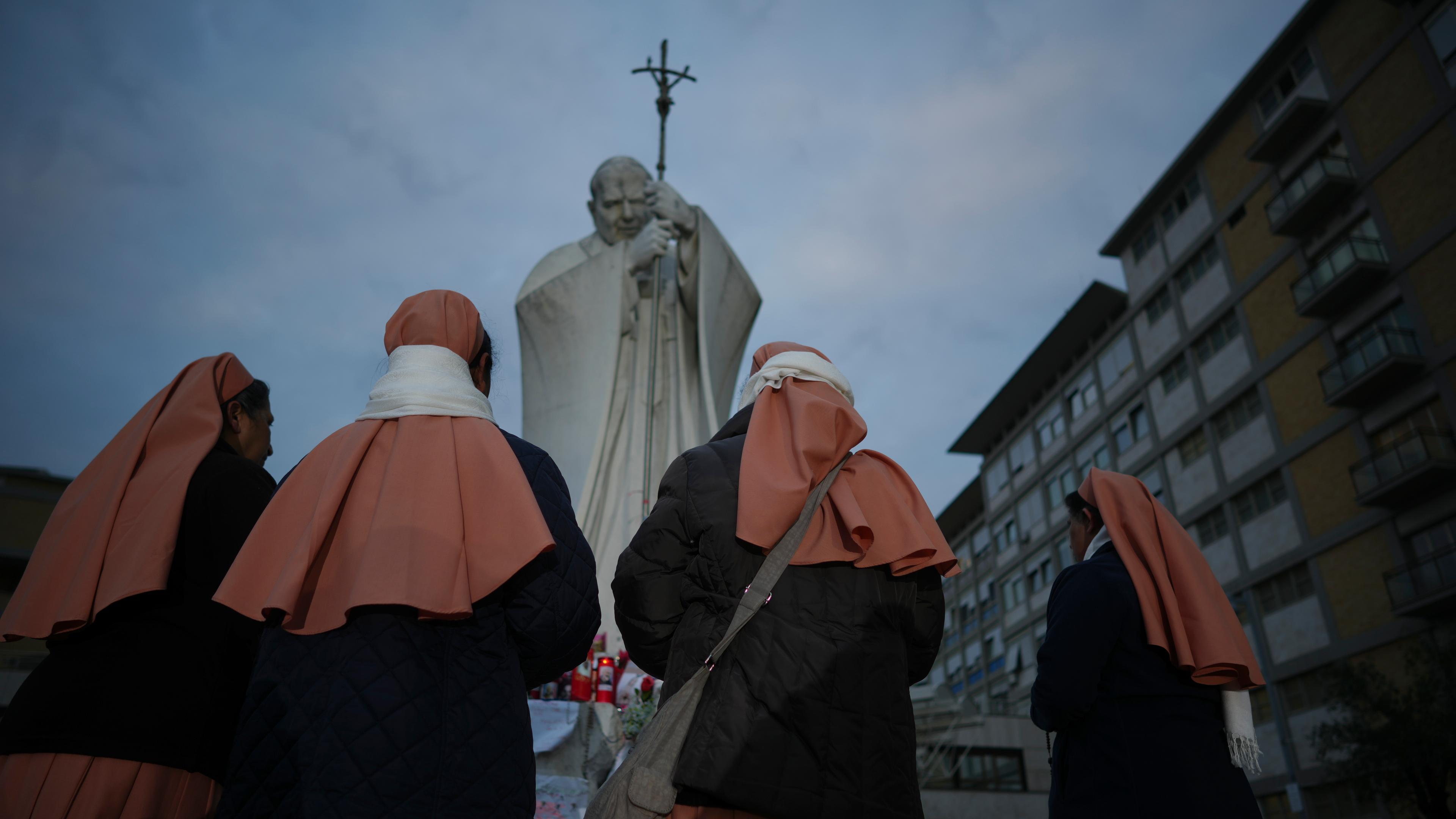 Rom: Nonnen beten für Papst Franziskus vor der Poliklinik Agostino Gemelli, wo der Papst seit dem 14. Februar behandelt wird.