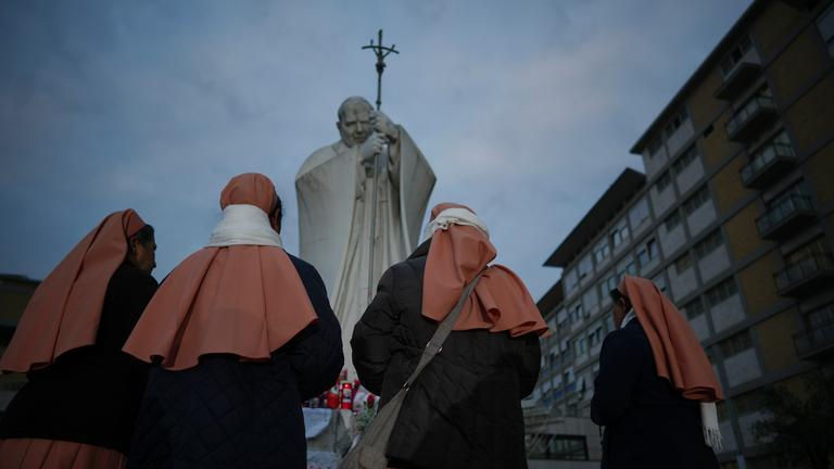 Rom: Nonnen beten für Papst Franziskus vor der Poliklinik Agostino Gemelli, wo der Papst seit dem 14. Februar behandelt wird.