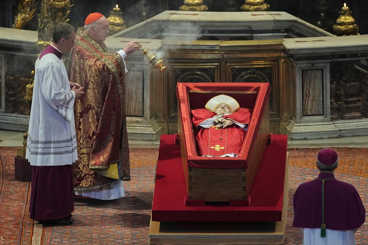 Kardinal Camerlengo Kevin Joseph Farrell beräuchert mit Weihrauch um den Leichnam von Papst Franziskus im Petersdom im Vatikan am 23. 4. 2025. Dort wird er drei Tage lang aufgebahrt.