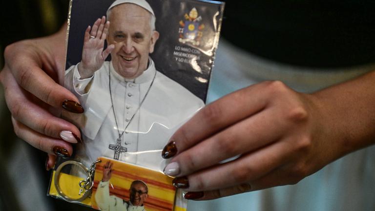 Argentinien, Buenos Aires: Eine Frau hält ein Foto in der Hauptkirche von Buenos Aires bei einer Messe für die Gesundheit von Papst Franziskus.