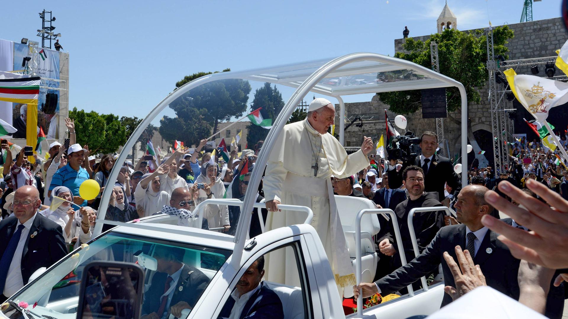 2014 fuhr Papst Franziskus in einem Papamobil über den Krippenplatz vor der Geburtskirche in Bethlehem. Mehr als 10 Jahre später bekommt das Auto eine neue Funktion.