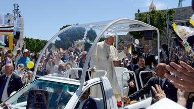 Papst Franziskus trifft am Sonntag (25.05.14) in seinem Papamobil auf dem Krippenplatz vor der Geburtskirche in Bethlehem (Palästinensisches Autonomiegebiet) zu eine Messe unter freiem Himmel ein und begruesst die Teilnehmer.