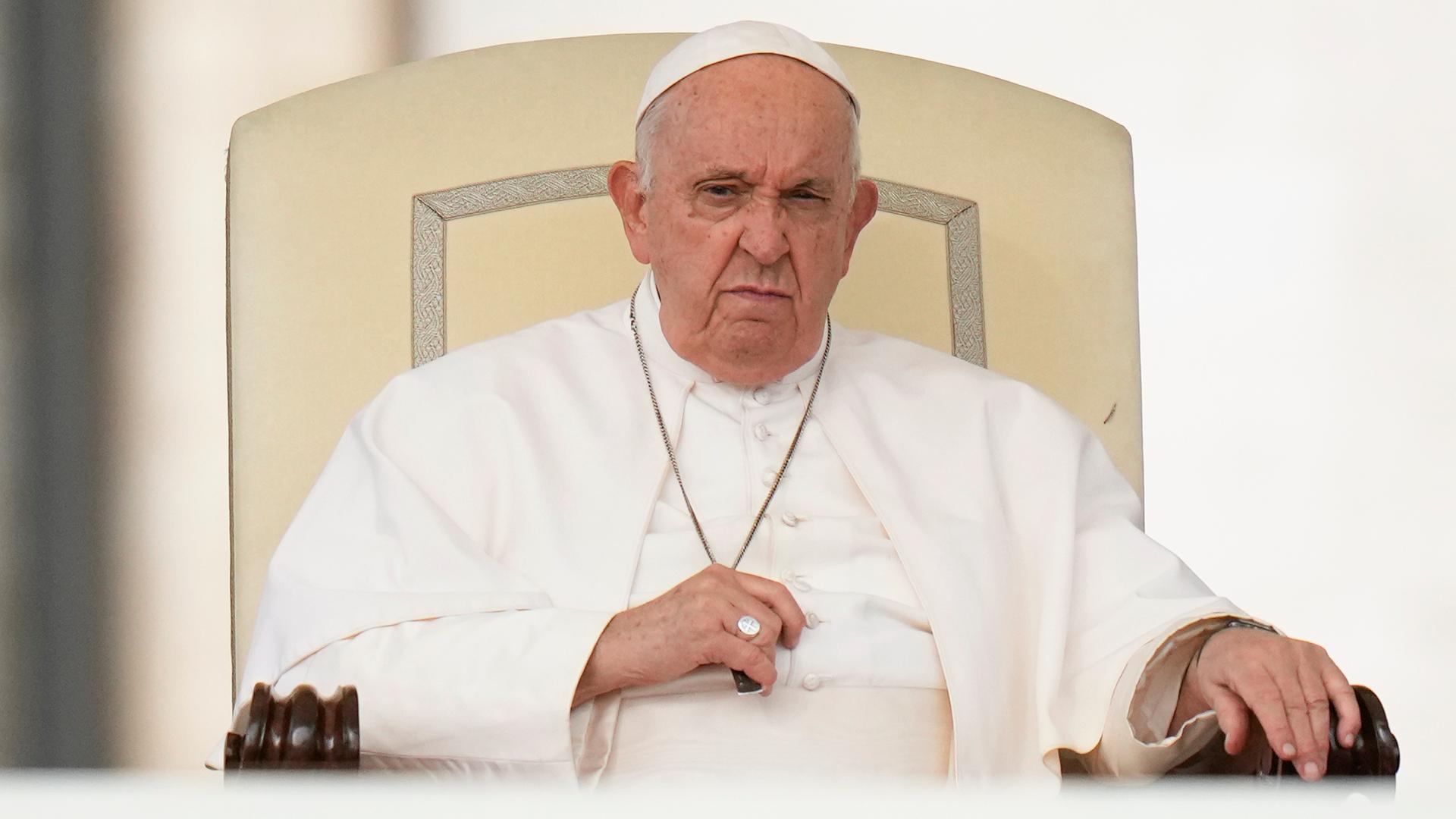 Papst Franziskus sitzt bei einer wöchentlichen Audienz auf einem verzierten Sessel.