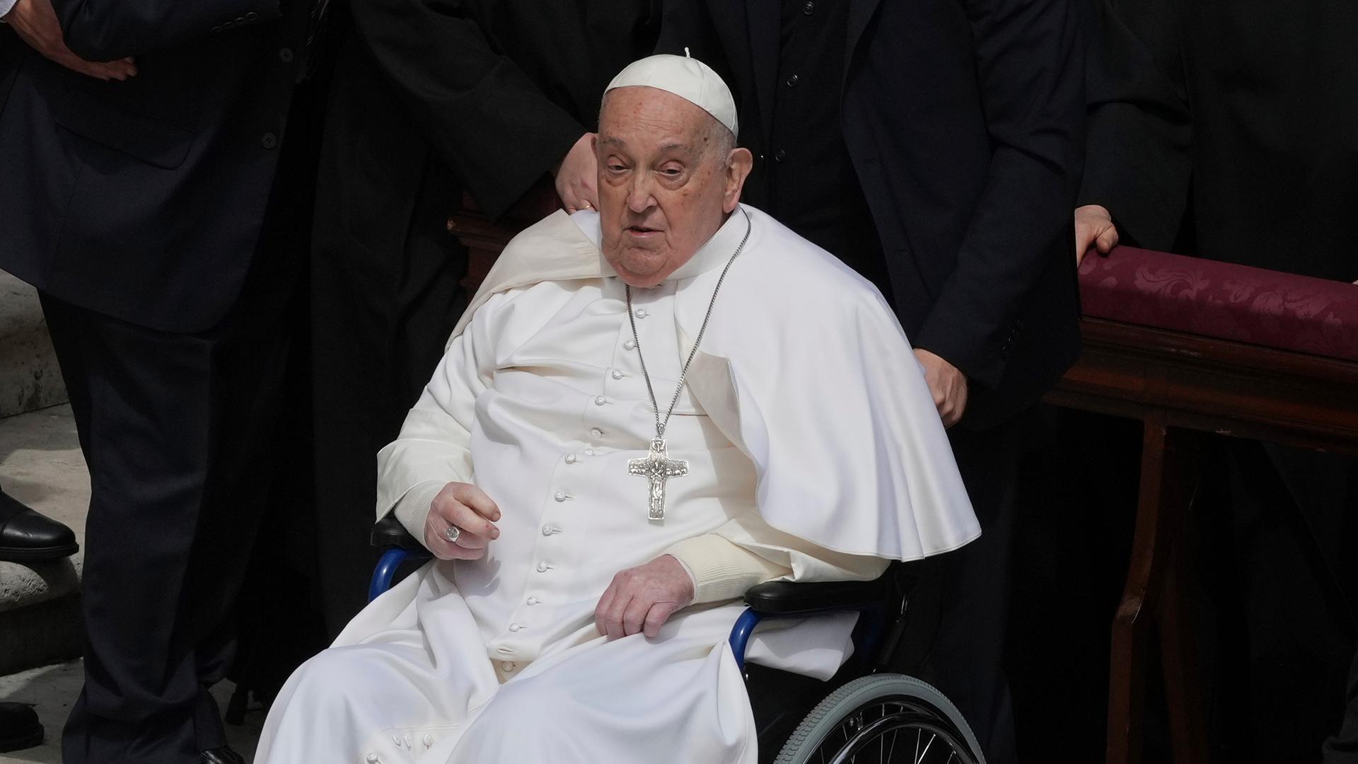 Papst Franziskus im Rollstuhl