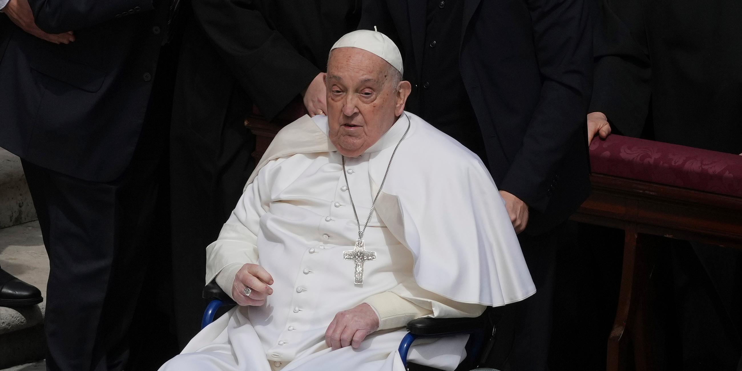 Papst Franziskus im Rollstuhl