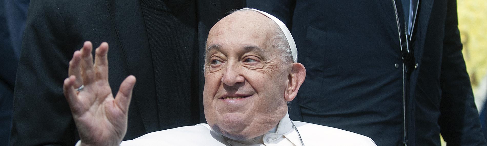 Papst Franziskus winkt.