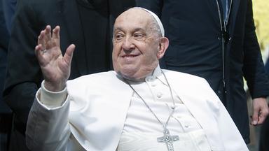 Papst Franziskus winkt.