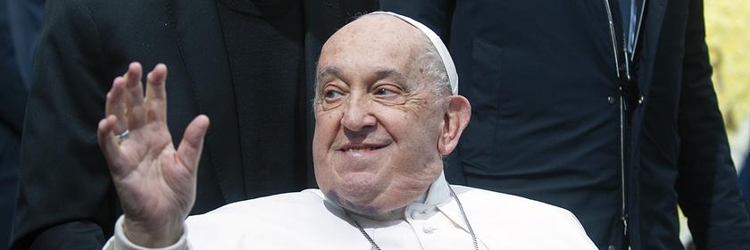 Papst Franziskus winkt.