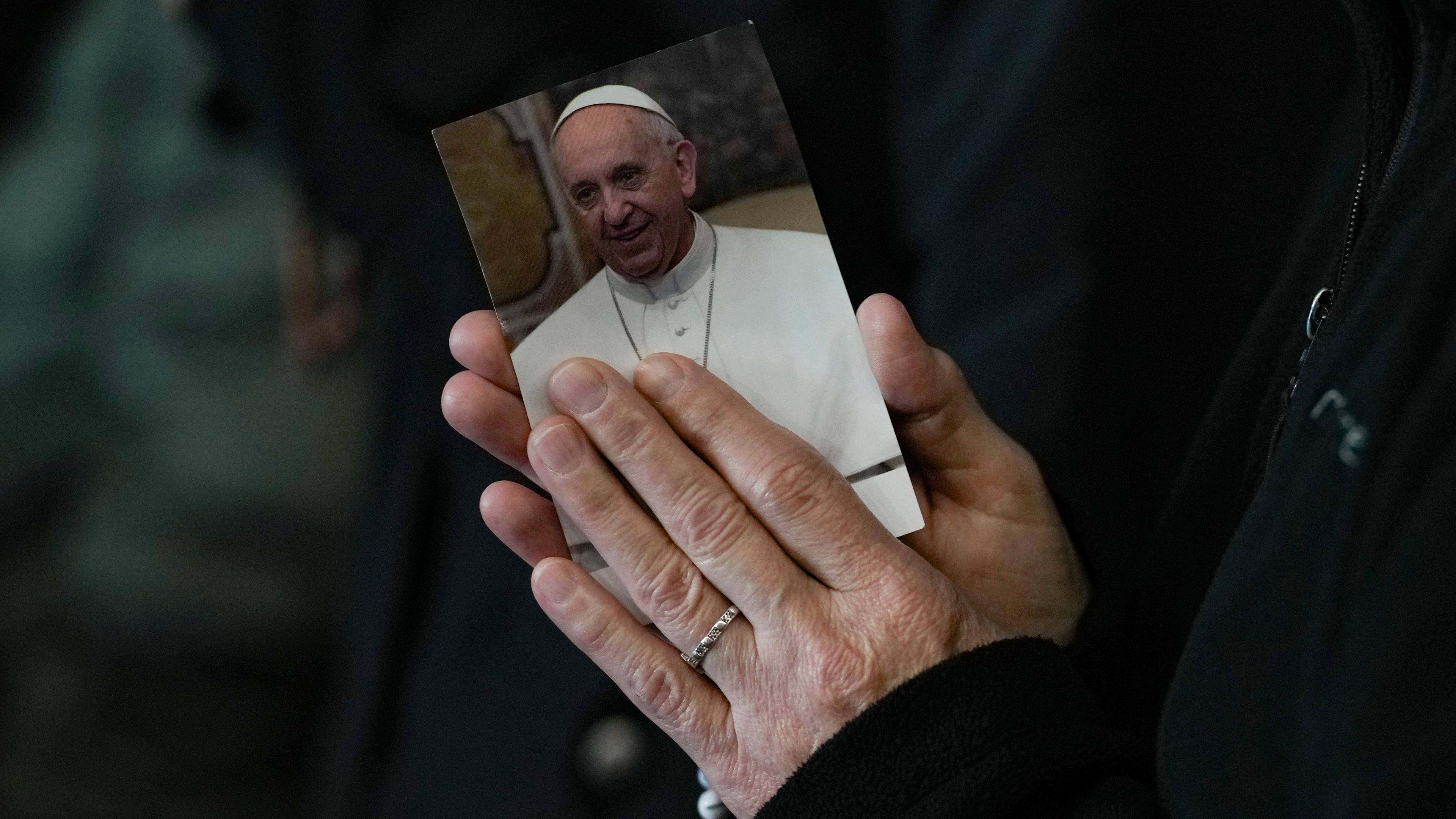 Eine Nonne nimmt an einem Rosenkranzgebet für Papst Franziskus auf dem Petersplatz im Vatikan teil.