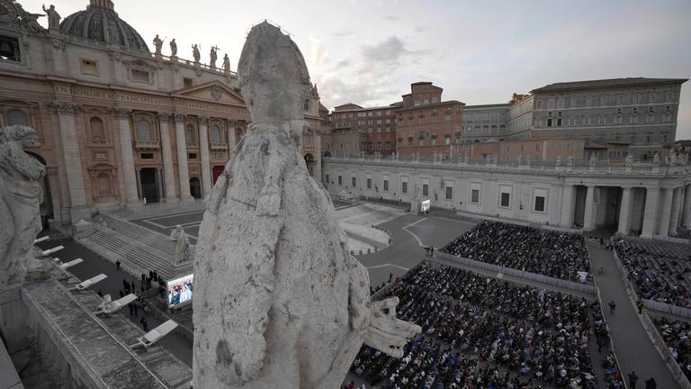 Gläubige versammeln sich zu einem Rosenkranzgebet für den verstorbenen Papst Franziskus auf dem Petersplatz.
