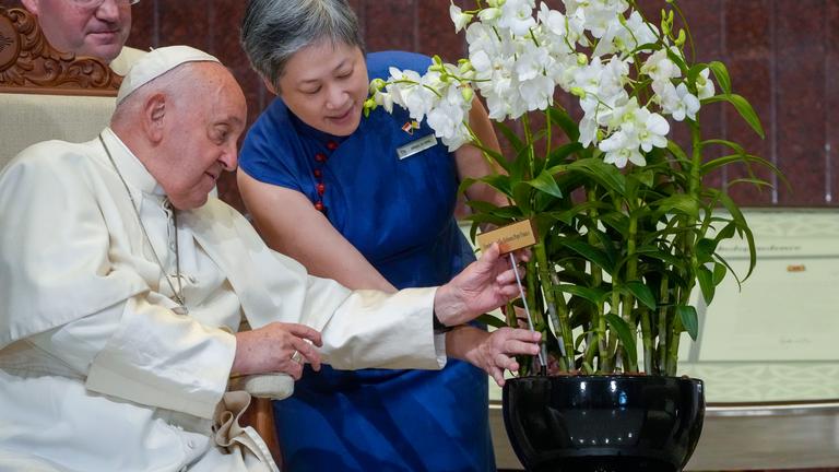 Hwang Yu-Ning, Chief Executive Officer des Singapore's National Parks Board, überreicht Papst Franziskus eine speziell gezüchtete Orchideenart, die nach ihm benannt wurde