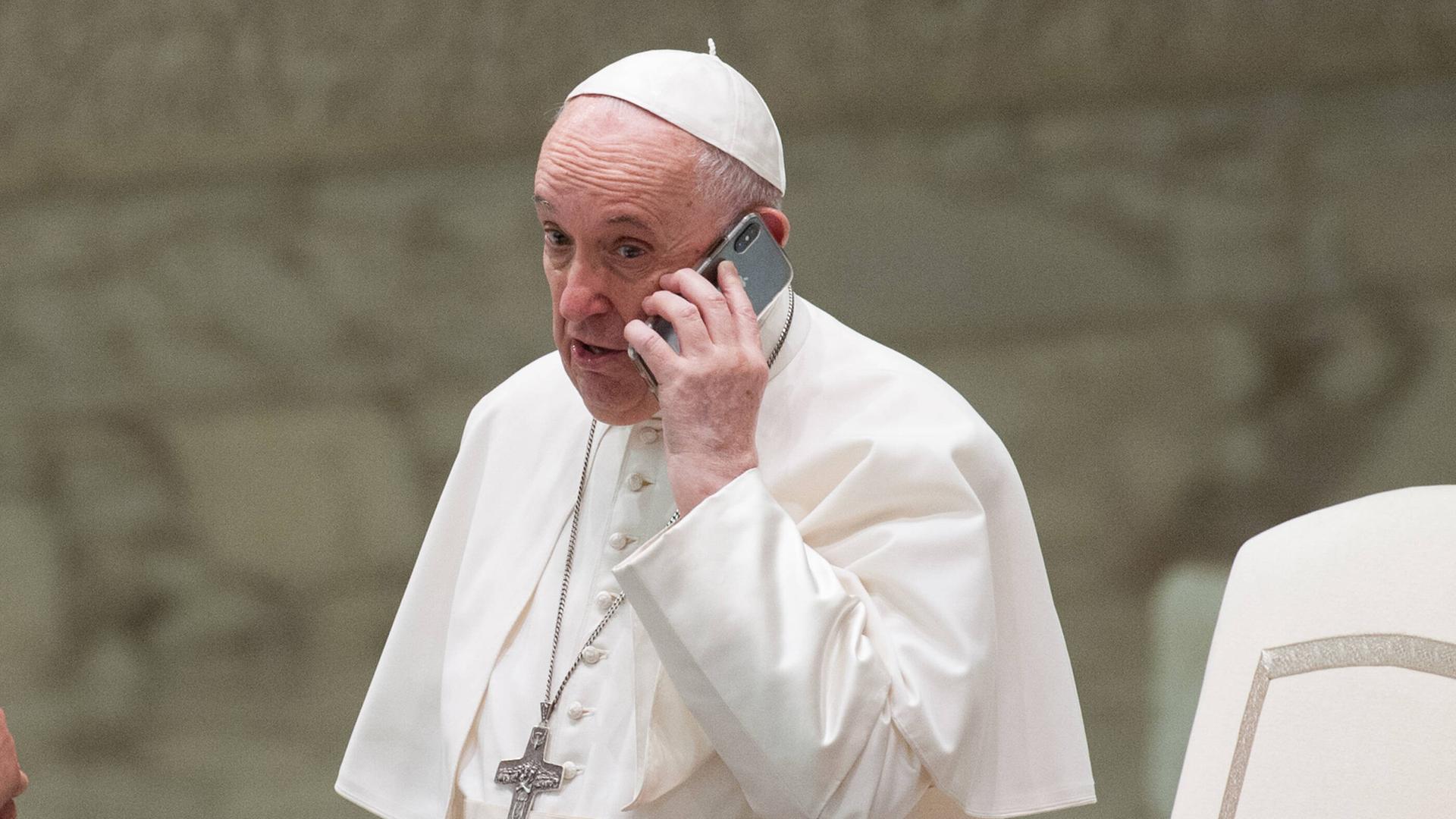 Papst Franziskus führt am Ende einer Audienz unerwartet ein dringendes Telefongespräch (Archiv 2021)