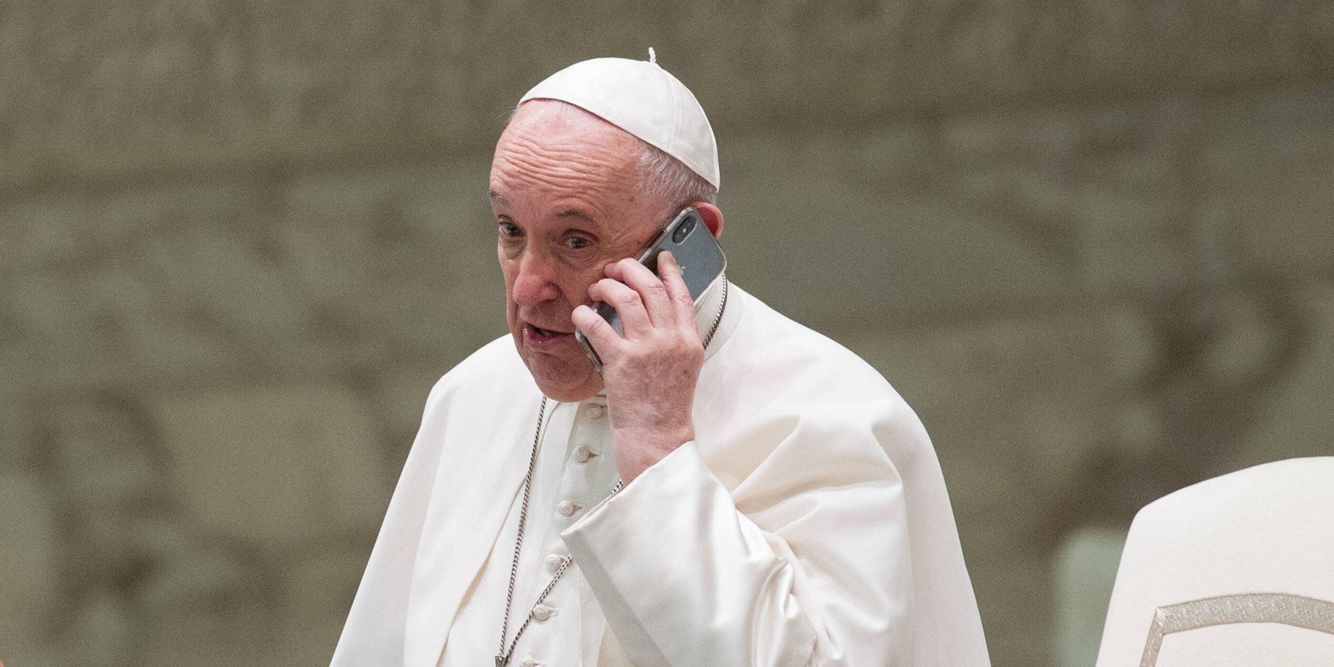 Papst Franziskus führt am Ende einer Audienz unerwartet ein dringendes Telefongespräch (Archiv 2021)
