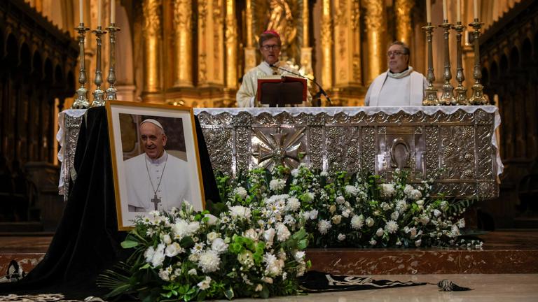 Der Erzbischof von Buenos Aires, Jorge Garcia Cuerva, hält einen Gottesdienst für Papst Franziskus in der Kathedrale von Buenos Aires nach dem Tod des Oberhaupts der katholischen Kirche.